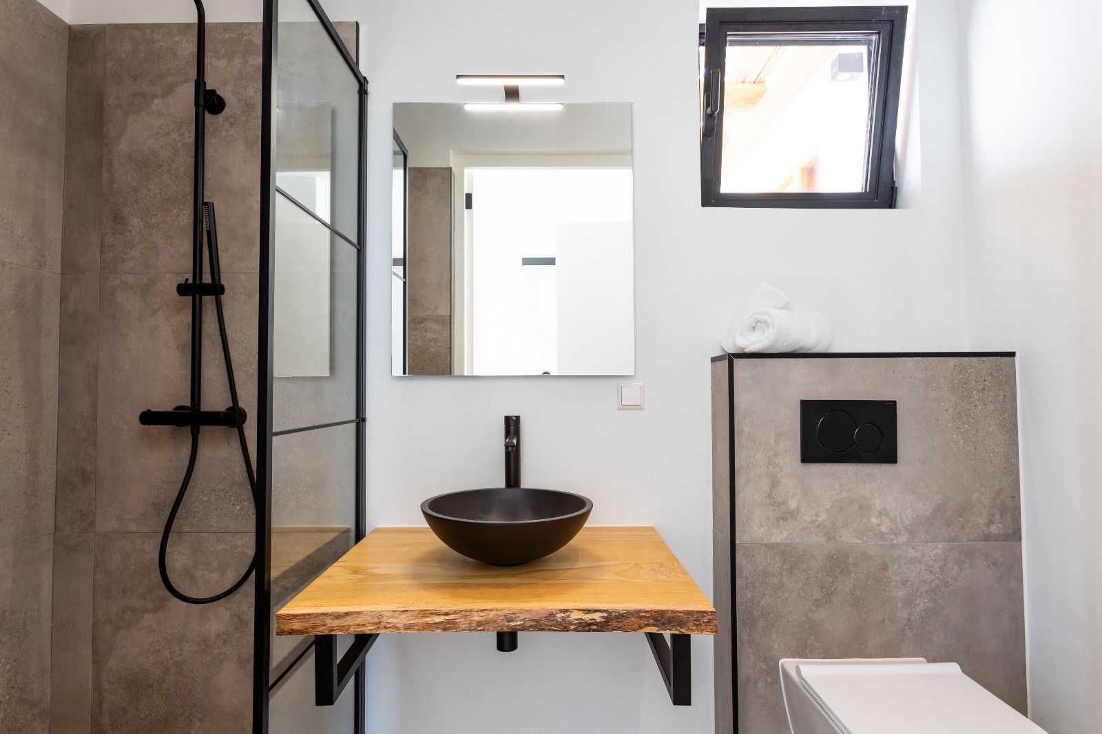 Ensuite badkamer met zwarte waskom